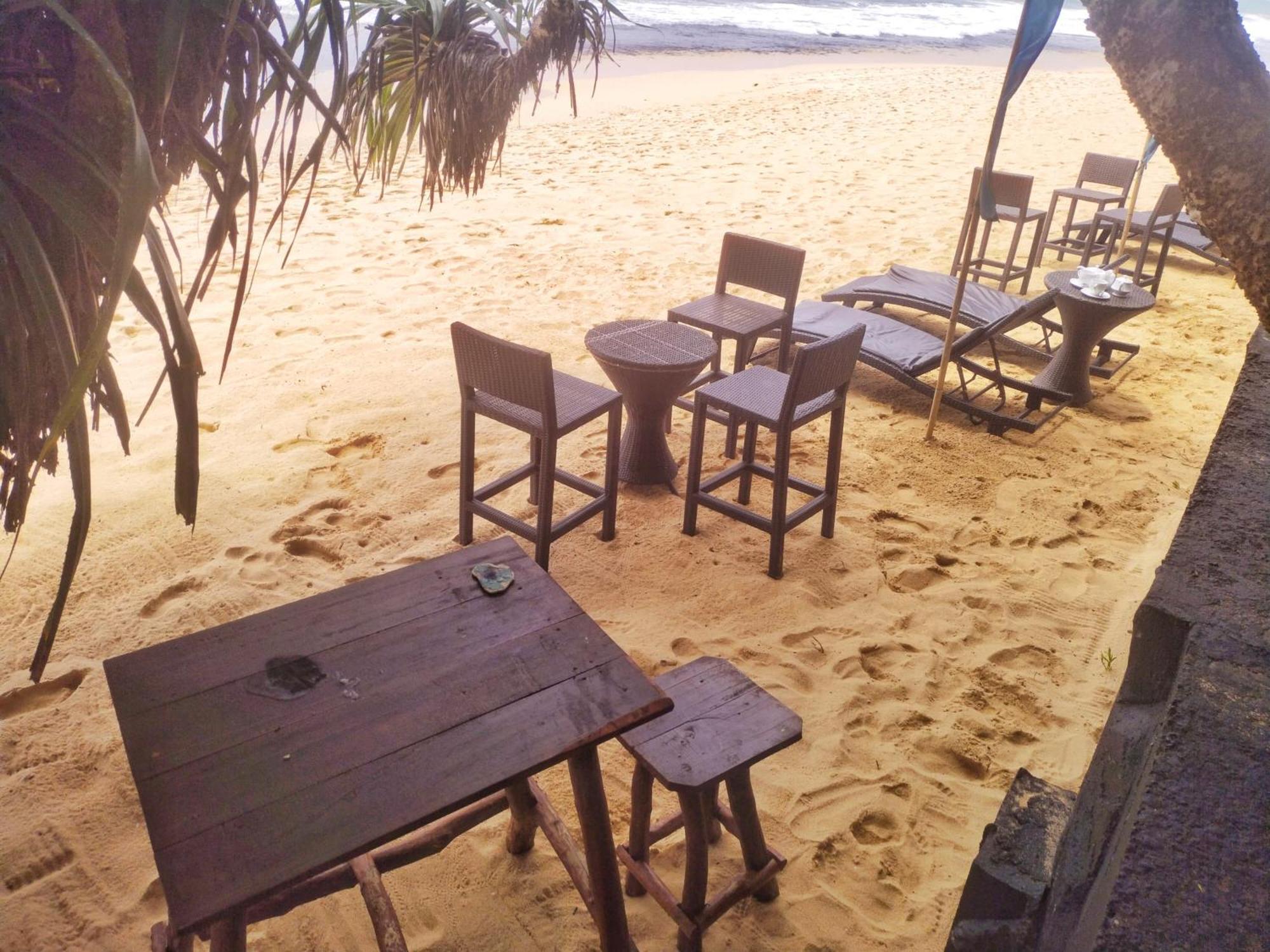 Dalawella Beach Resort Unawatuna Exteriör bild