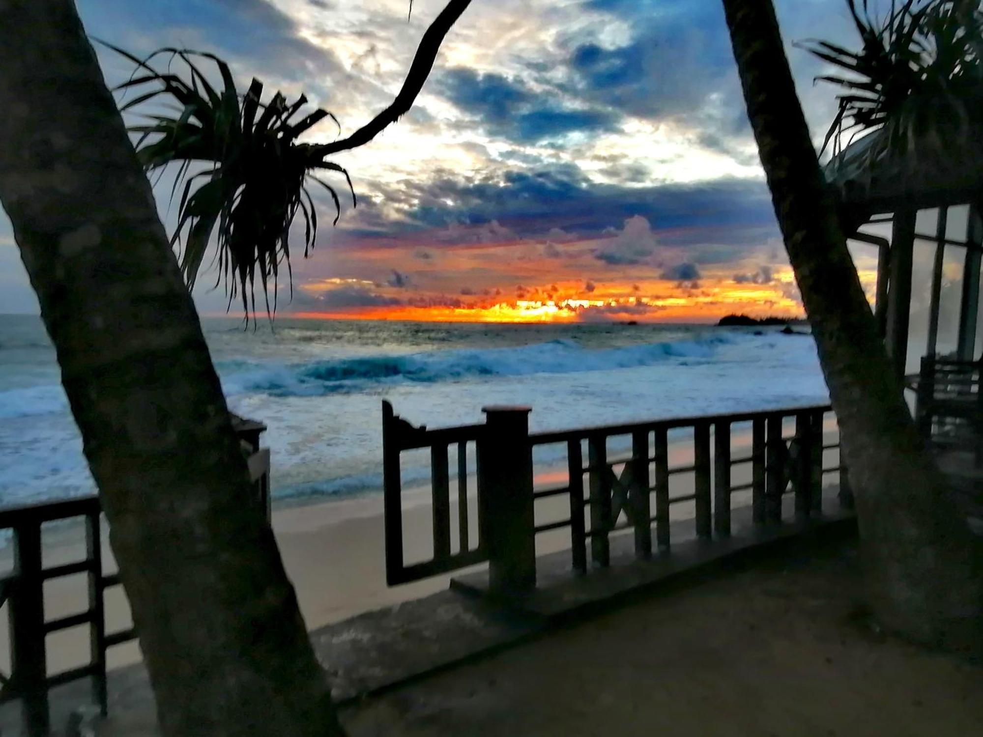 Dalawella Beach Resort Unawatuna Exteriör bild